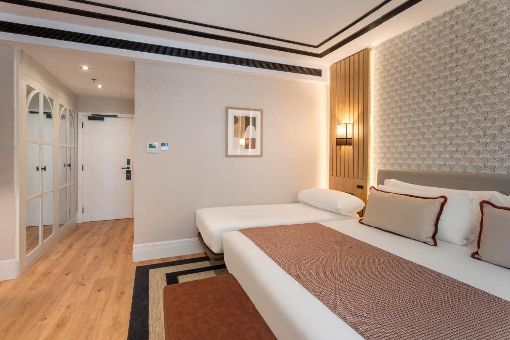 Superior Triple Room with Gran Via Street View room - Image 2