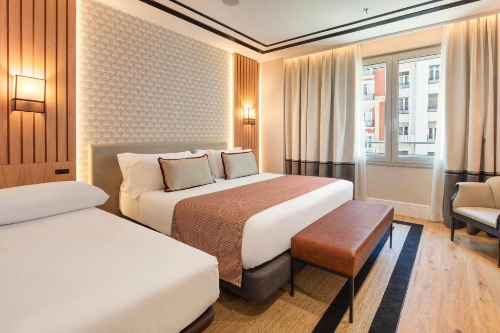 Superior Triple Room with Gran Via Street View room - Image 1