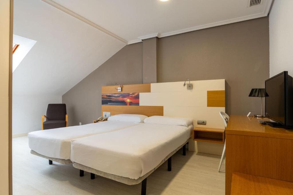 Twin Room with Extra Bed (2 Adults + 1 Child) room - Image 1