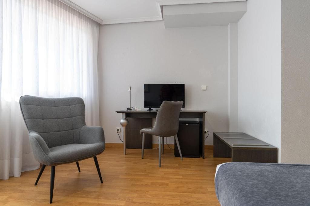 Standard Twin Room room - Image 3