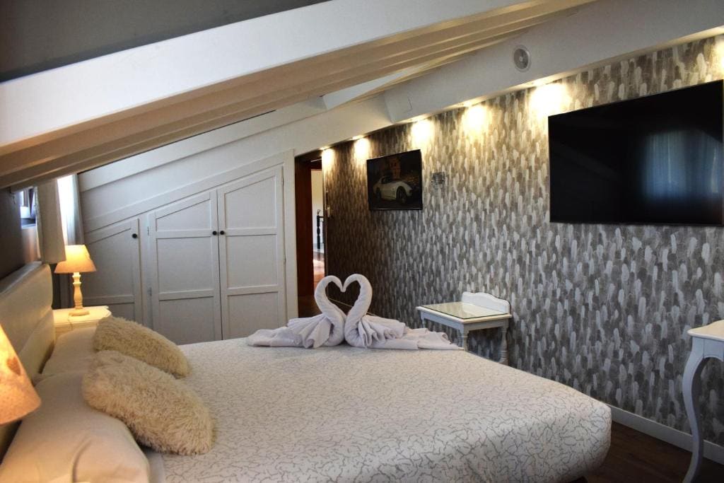 Suite with Spa Bath room - Image 2