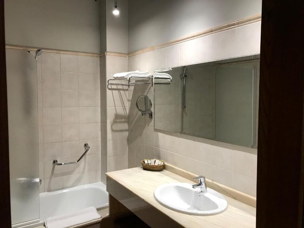 Standard Double or Twin Room with Balcony room - Image 3