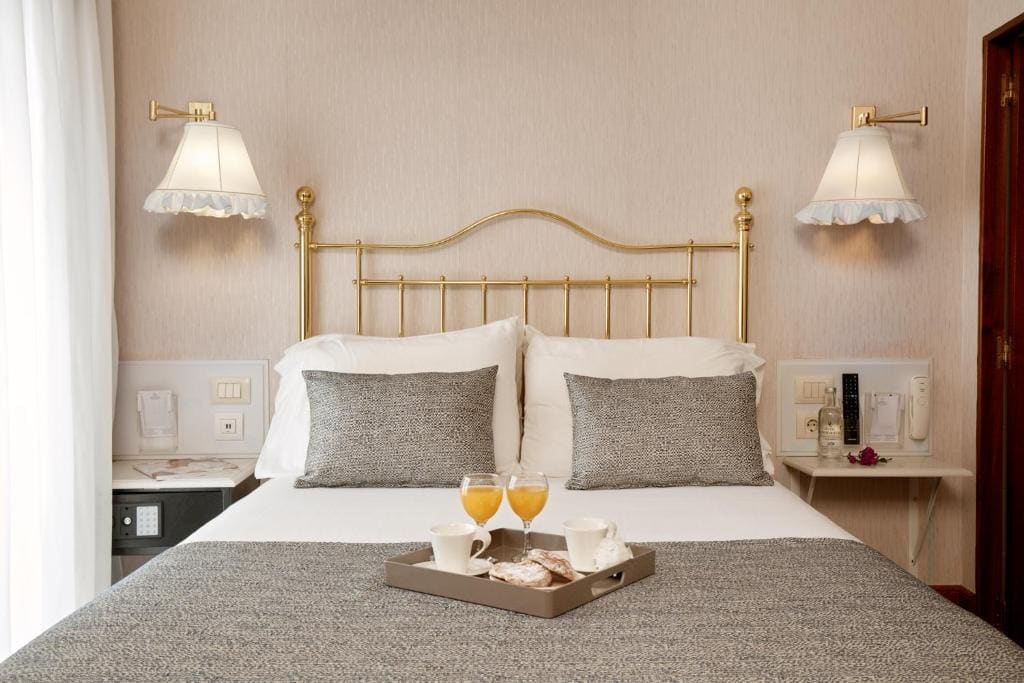 Double Room Compaq with Double Bed room - Image 1