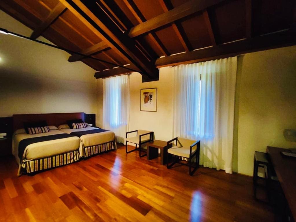 Superior Twin Room room - Image 3