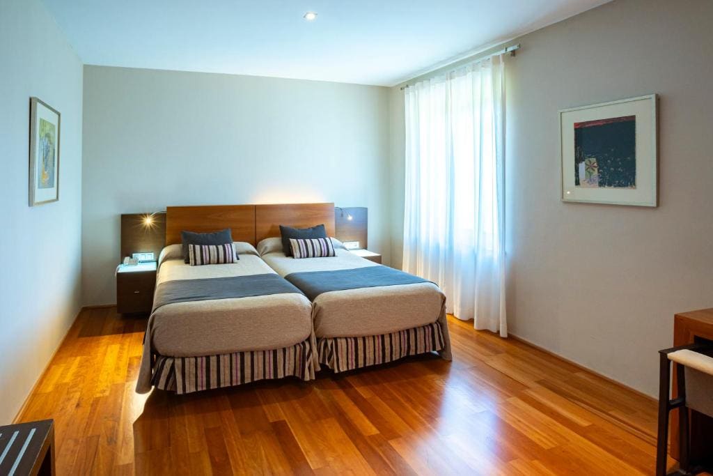 Superior Twin Room room - Image 2