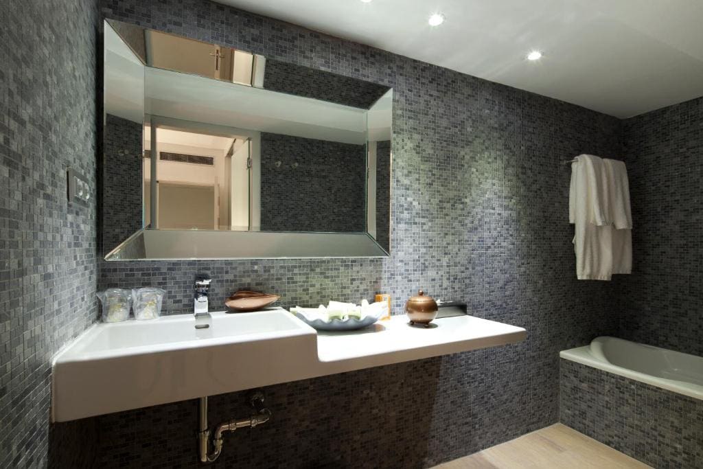Superior Suite with Sea View room - Image 2
