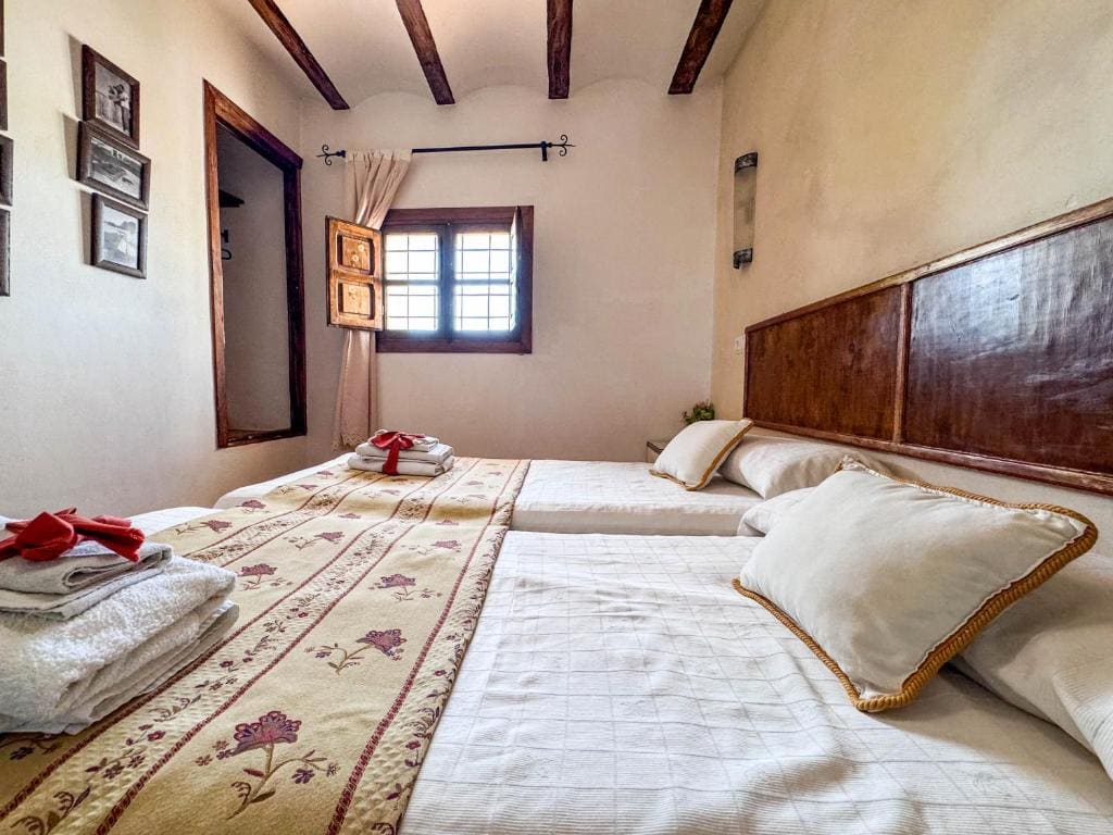 Five-Bedroom House room - Image 3