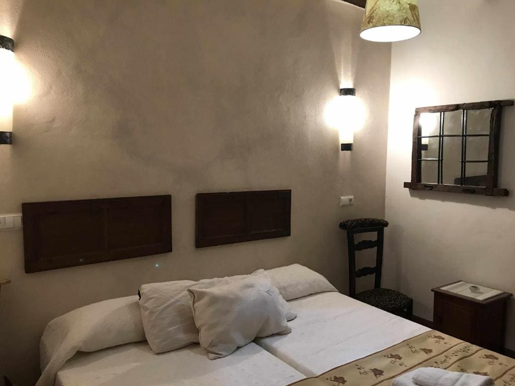 Five-Bedroom House room - Image 2