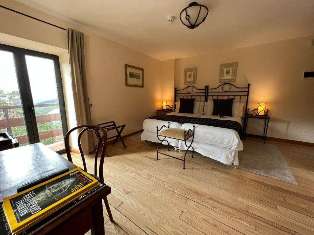 Double or Twin Room with Mountain View room - Image 2