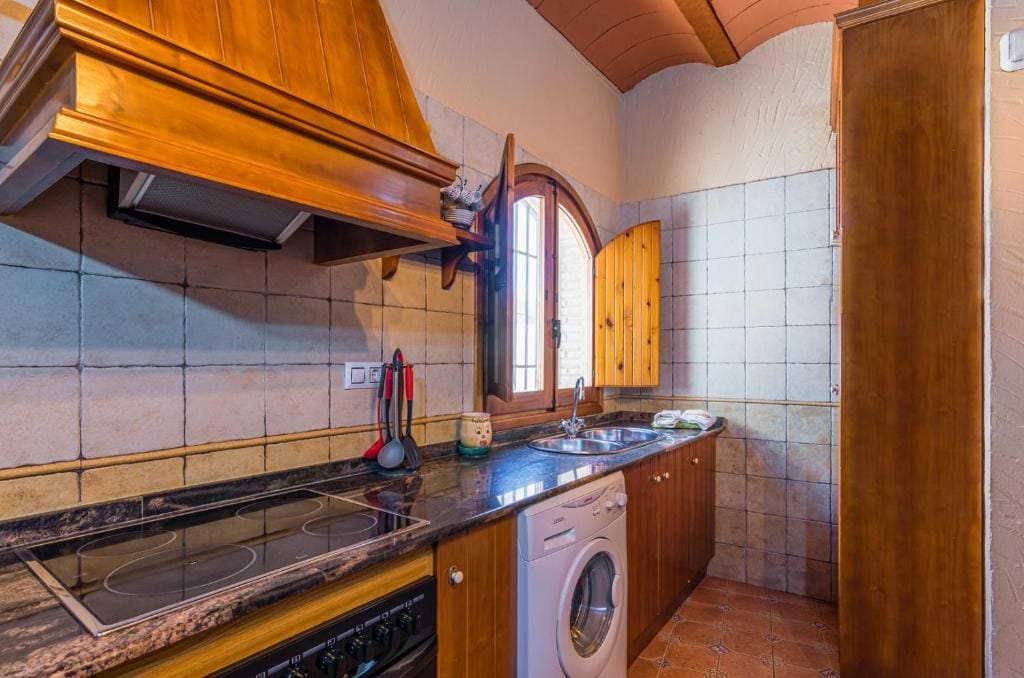 Three-Bedroom House with Private Swimming Pool room - Image 3