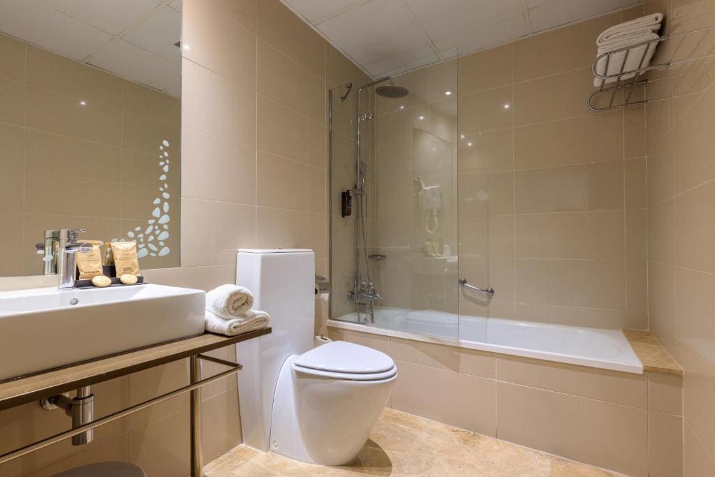 Double or Twin Room with Balcony room - Image 3