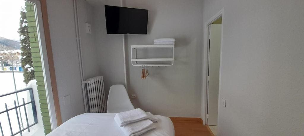 Single Room with Private Bathroom room - Image 2