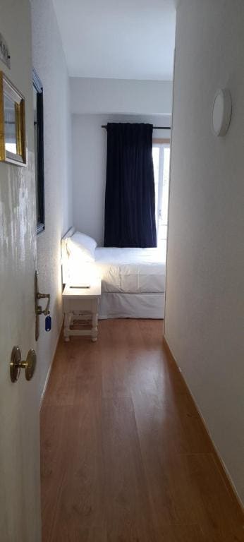 Single Room with Private Bathroom room - Image 3
