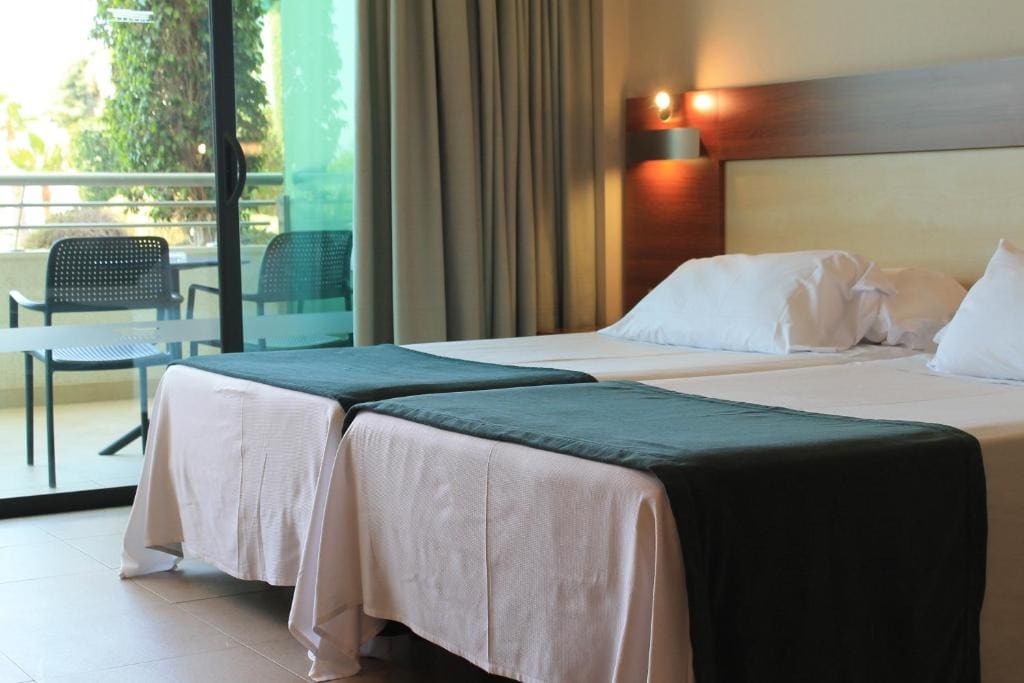 Twin Room with Pool View room - Image 1