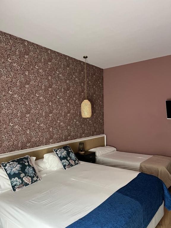 Superior Triple Room room - Image 1
