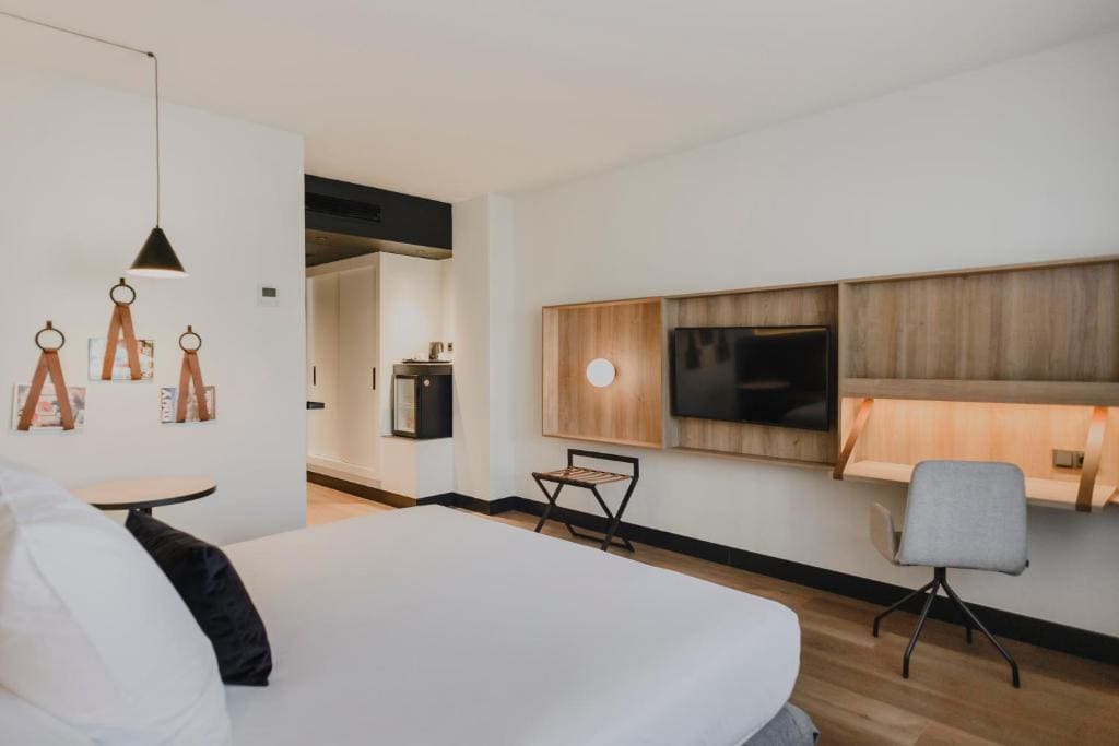 Double Room with City View room - Image 1