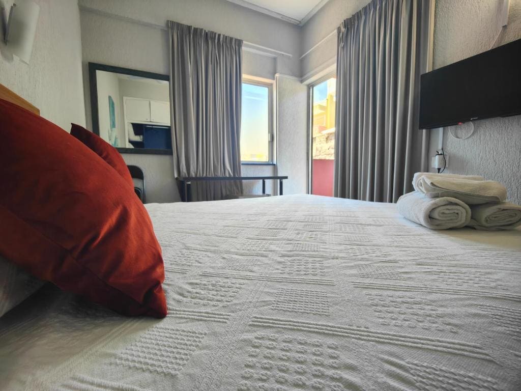 Double Room with Balcony room - Image 3