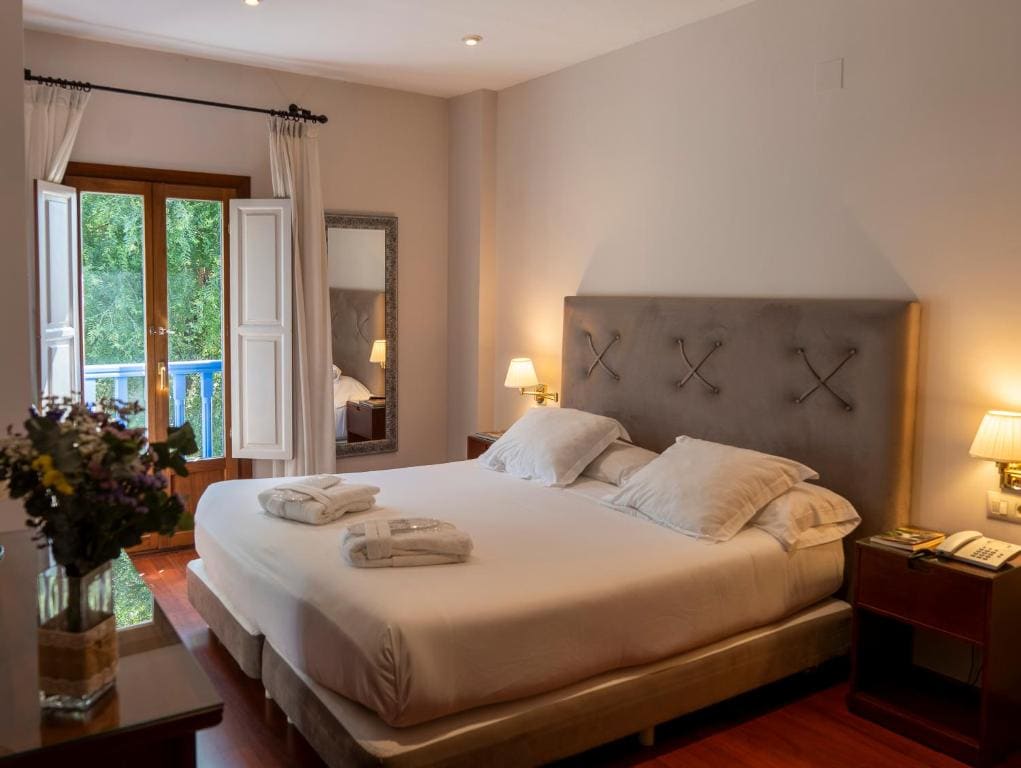 Double Room with City & Castle View room - Image 1