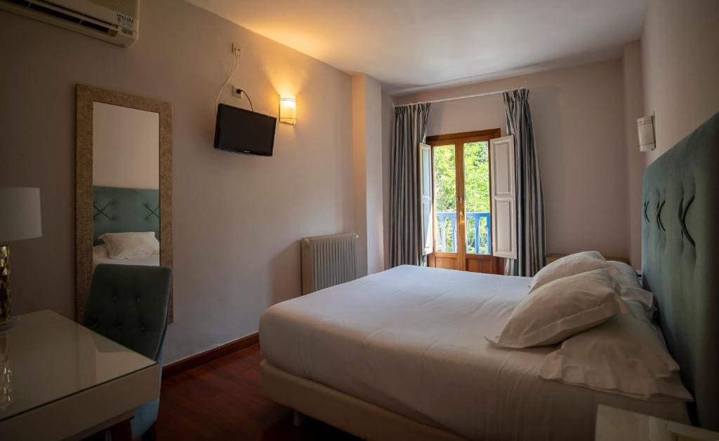 Double Room with City & Castle View room - Image 2