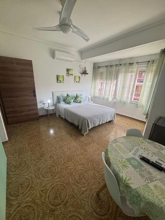 Double Room with Shared Bathroom room - Image 2