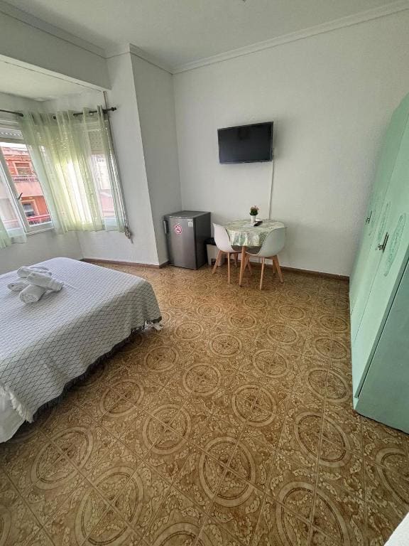 Double Room with Shared Bathroom room - Image 3