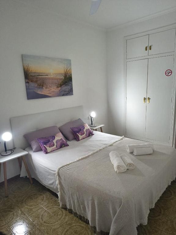 Standard Double Room with Shared Bathroom room - Image 2