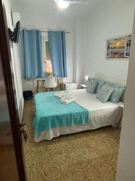 Standard Double Room with Shared Bathroom room - Image 3