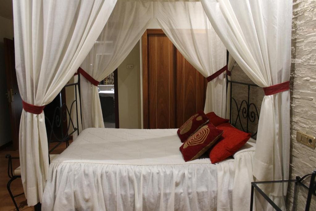 Suite with Spa Bath room - Image 3