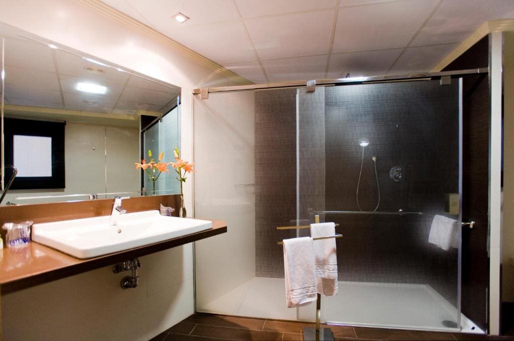 Deluxe Double Room with Shower room - Image 2
