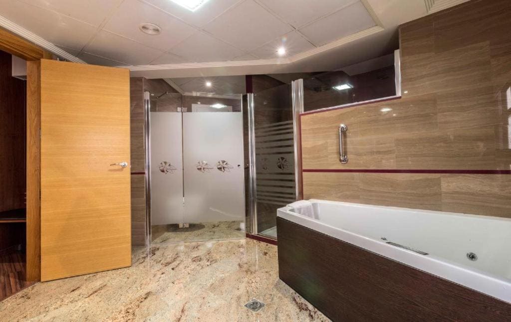 Deluxe Junior Suite room - Image 3