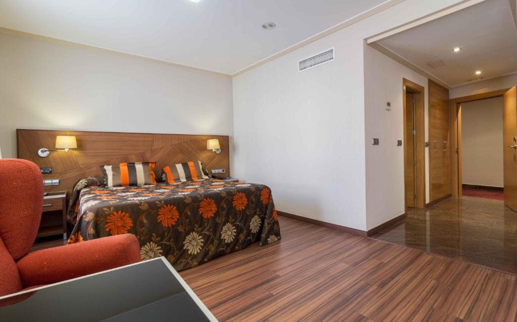 Deluxe Double Room with Shower room - Image 1