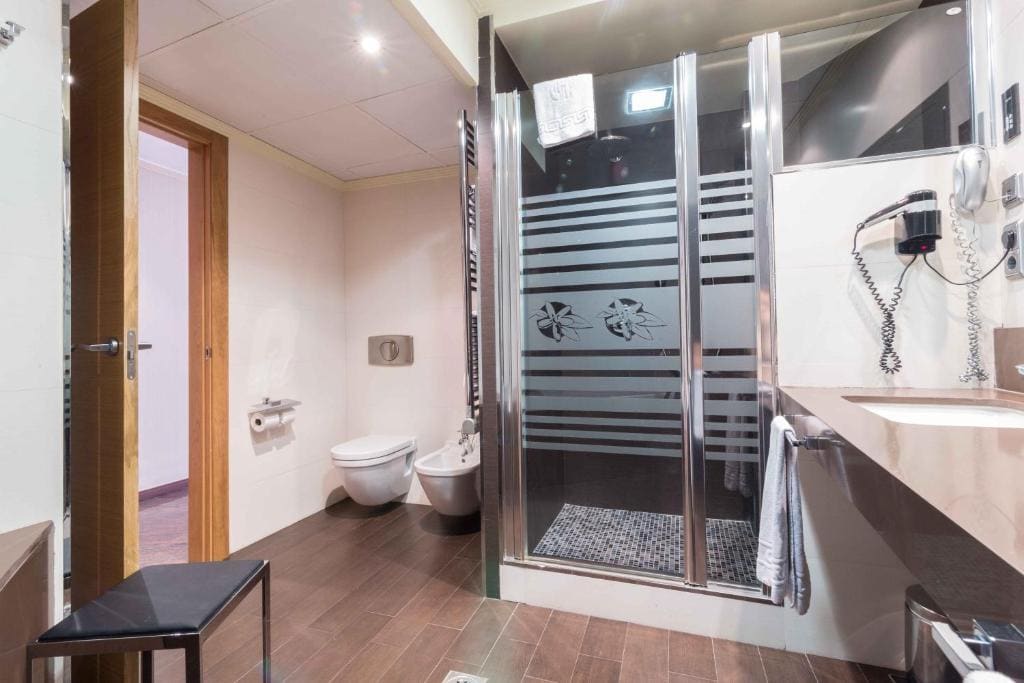 Deluxe Double Room with Shower room - Image 3