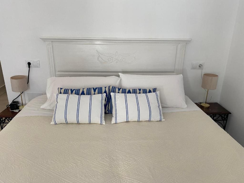 Deluxe Double Room with Bath room - Image 3