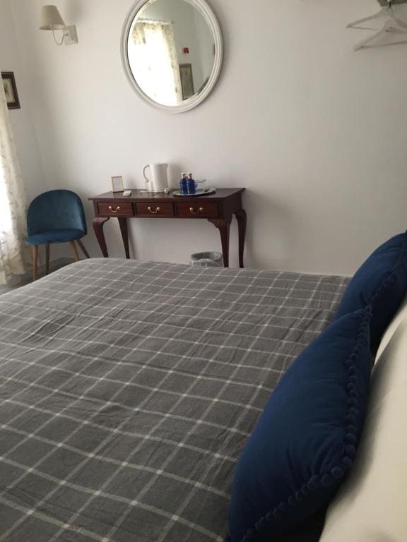 Deluxe Double Room with Shower room - Image 3