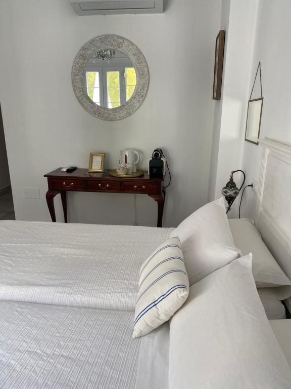 Deluxe Double Room with Shower room - Image 1