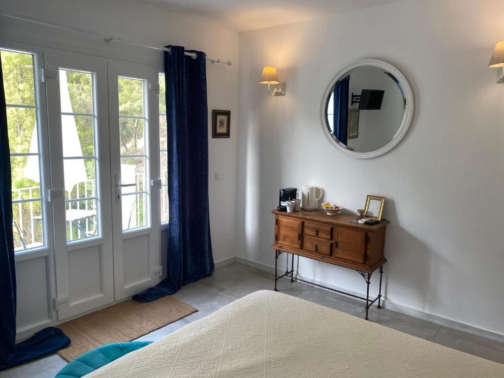 Deluxe Double Room with Bath room - Image 2