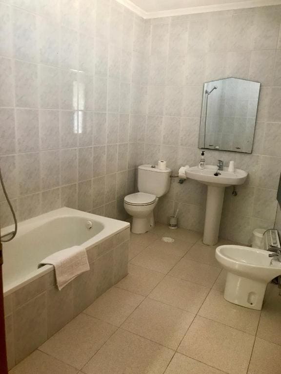 Classic Quadruple Room room - Image 3