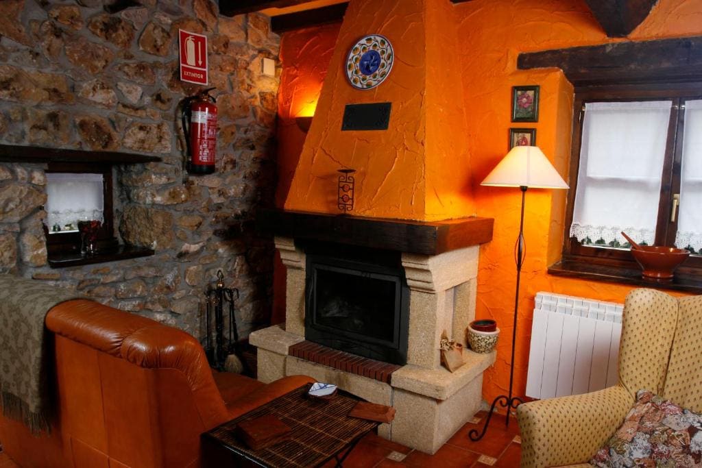 One-Bedroom House room - Image 3