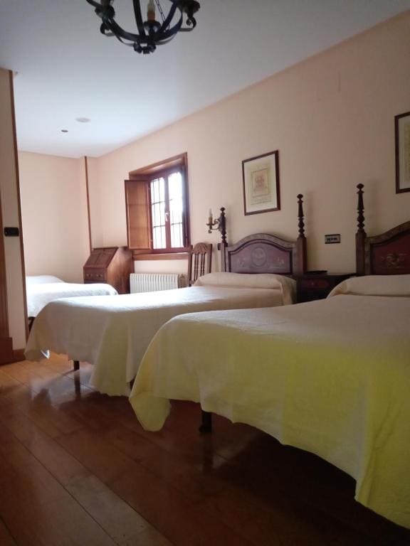 Twin Room with Private Bathroom room - Image 3