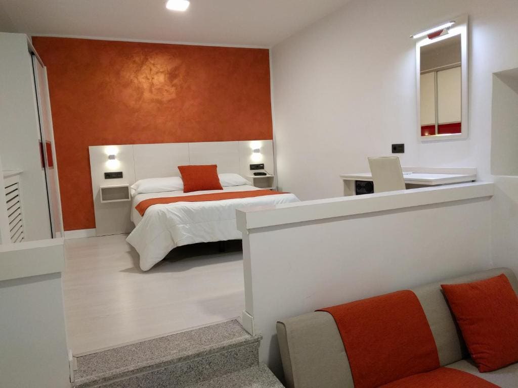 Standard Twin Room with Sofa room - Image 3