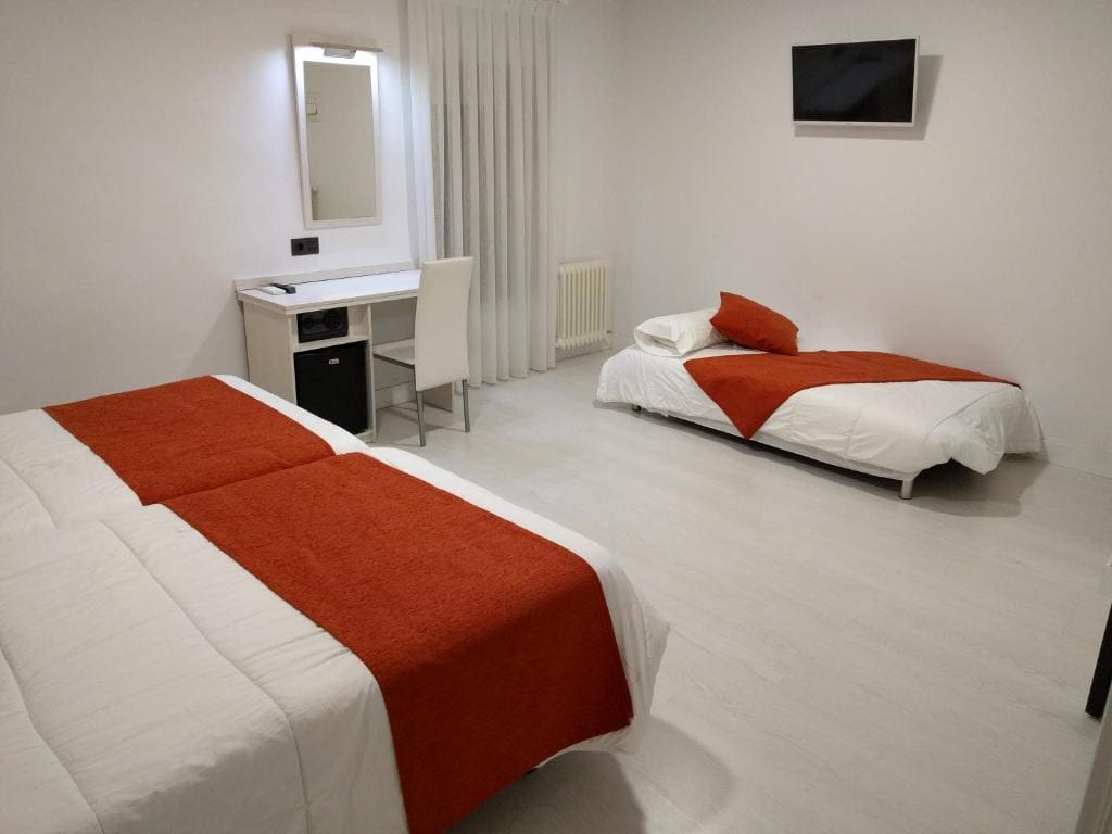 Standard Twin Room with Sofa room - Image 2