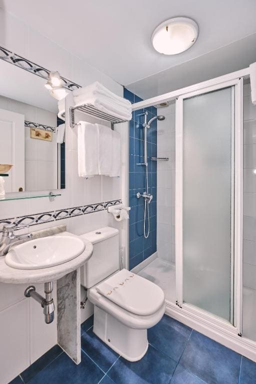 Standard Triple Room room - Image 3