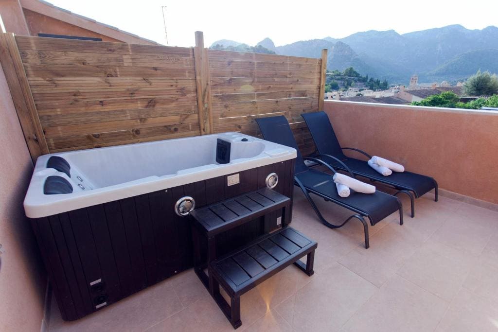 Superior Double Room with Terrace and Private Jacuzzi room - Image 3
