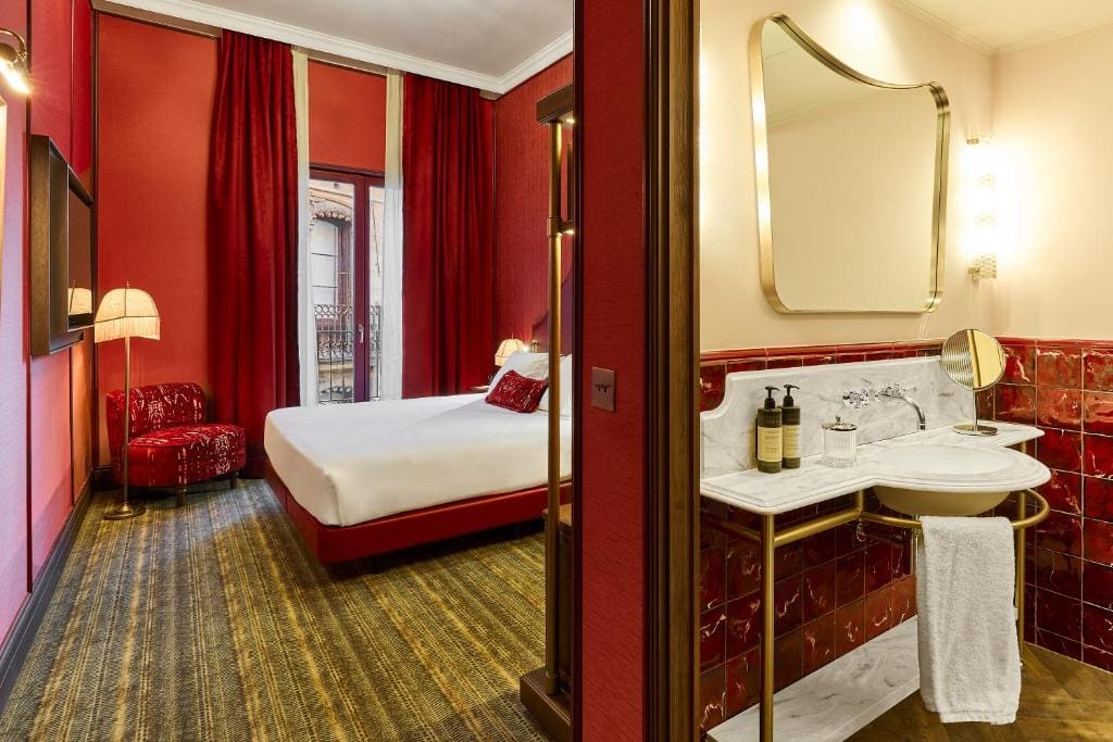 Deluxe Room with Balcony room - Image 2
