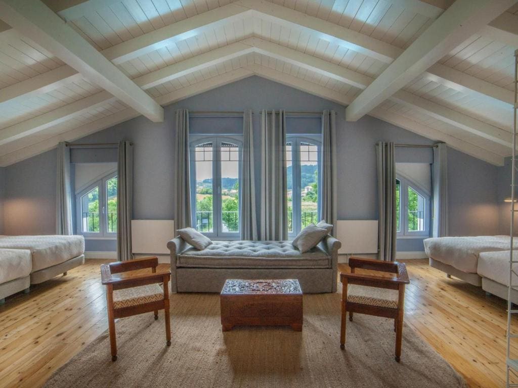 Family Room with Shared Bathroom room - Image 2