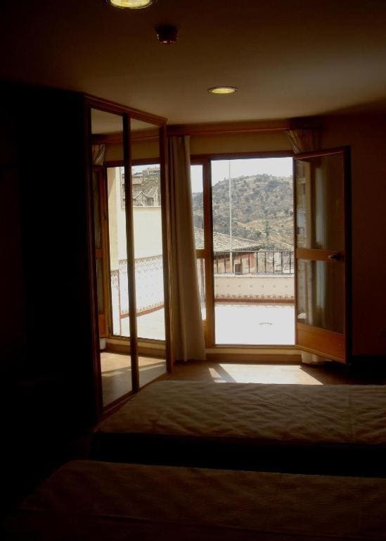 Superior Twin Room with City View room - Image 3