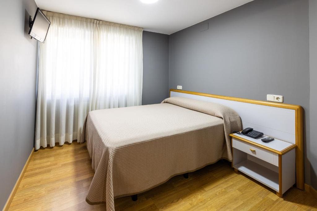 Basic Double Room with Double Bed room - Image 2