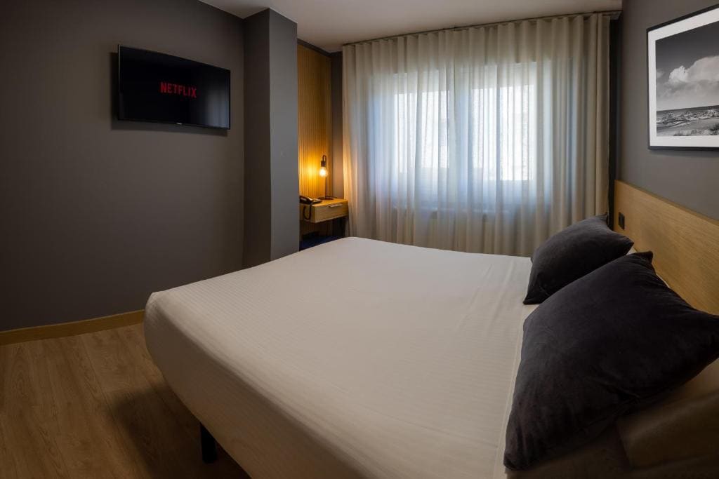Deluxe Queen Room room - Image 1