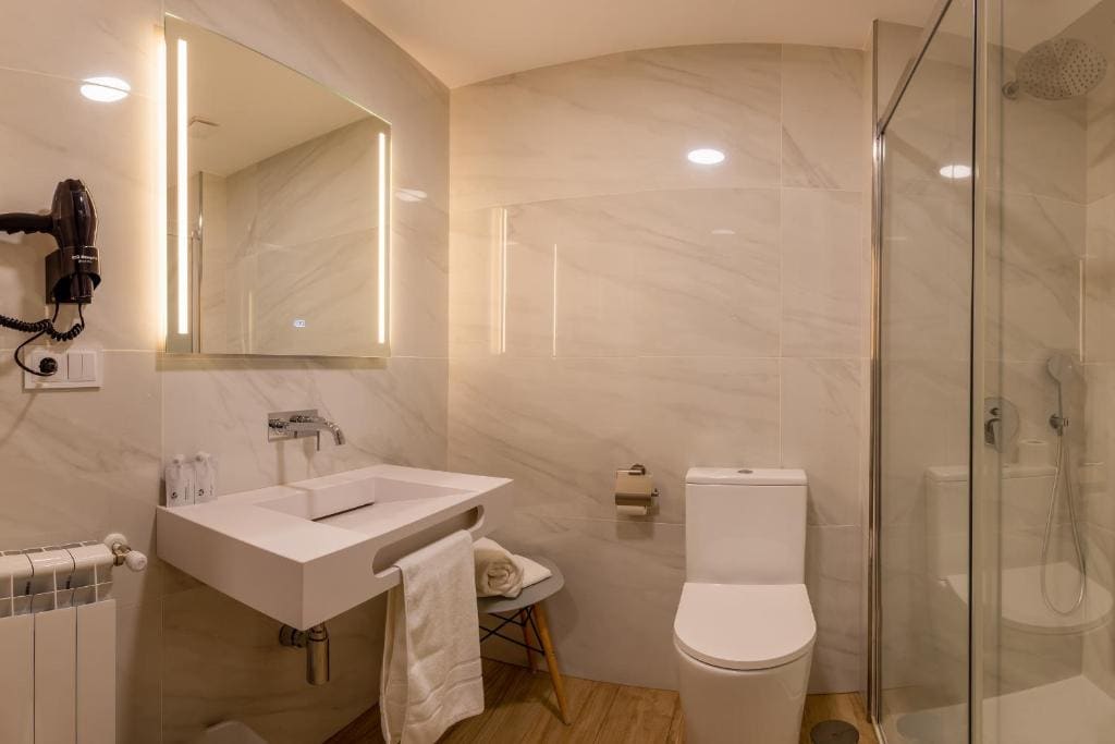 Deluxe Queen Room room - Image 3