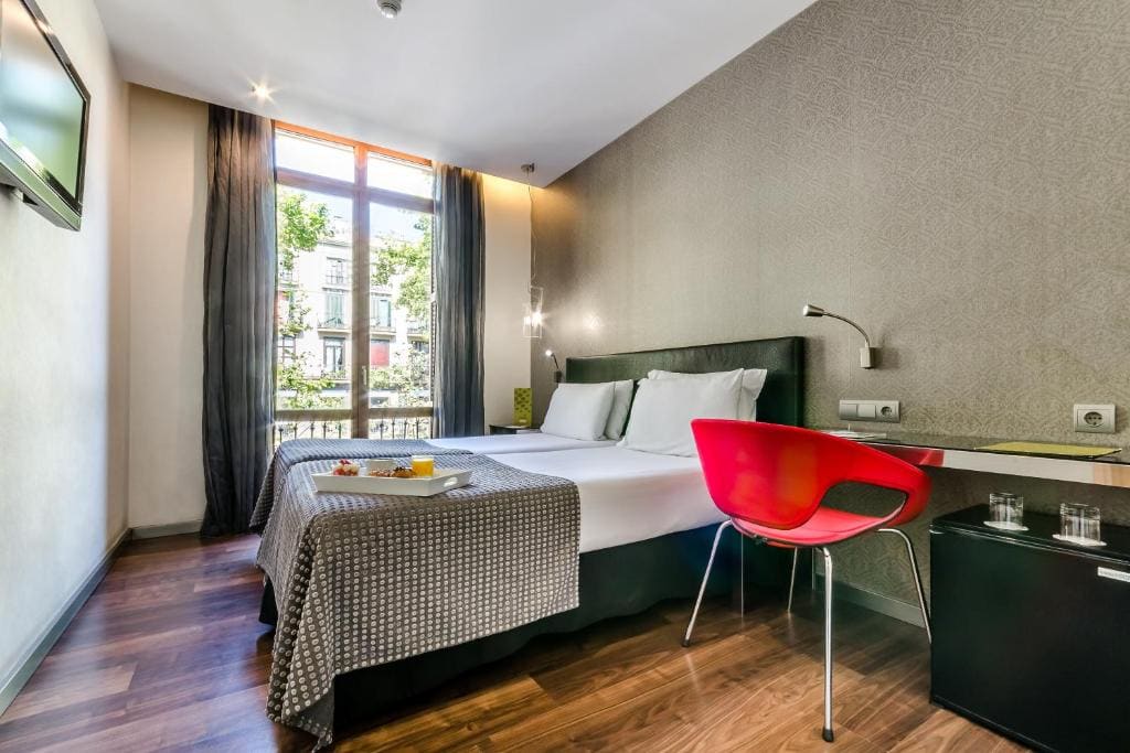 Double or Twin Room with Las Ramblas View room - Image 3